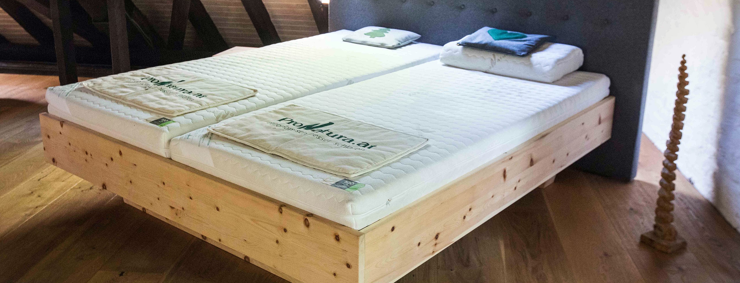 bett Hölzernes schwebendes Bett der Tischlerei Pickelein