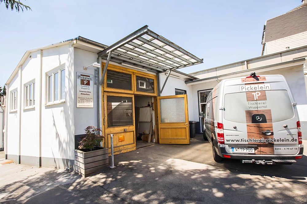 pickelein-wagen Transportwagen der Tischlerei Pickelein vor der Tischlerei