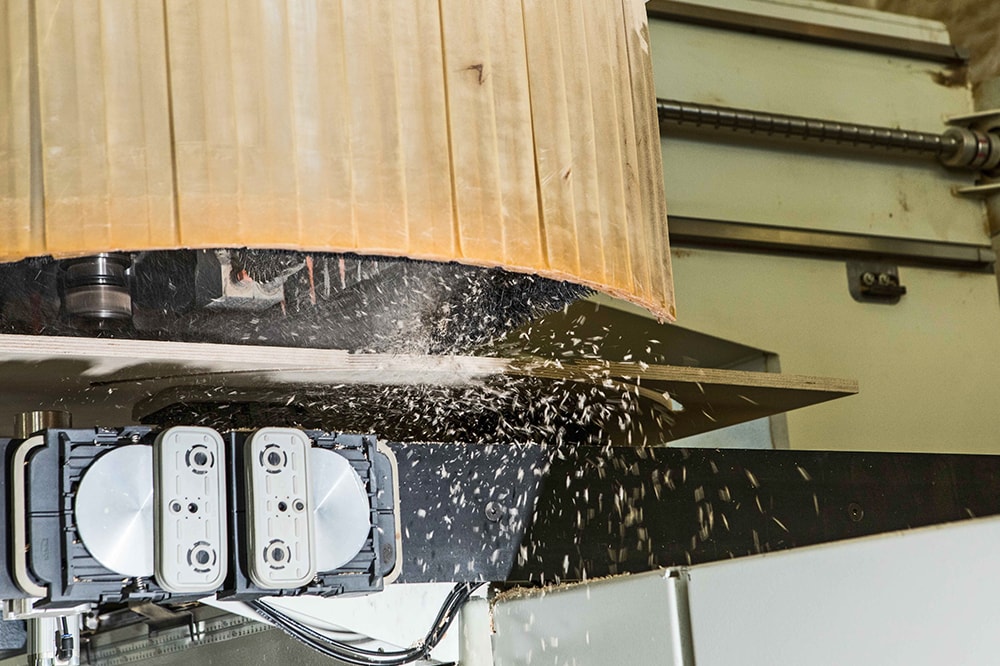 ueber-werkstatt Holzschneide Maschine in der Tischlerei Pickelein